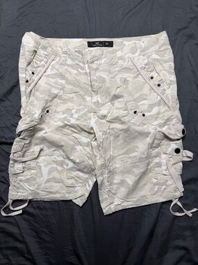 Men's Light Beige Camo Cargo Shorts with Utility Pockets